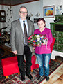 Walter Heyen überreicht Frau Schmitt einen Blumenstrauß, Bild: WH