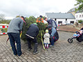 Der Baum wird geschmückt …, Bild: WH