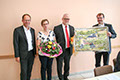 Dr. Holger Klein und der Beigeordnete Otmar Koch übergeben ein Präsent an Rita Heyen und Walter Heyen., Bild: EL