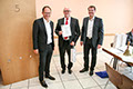 Dr. Holger Klein und der Beigeordnete Otmar Koch übergeben eine Dankesurkunde an Walter Heyen., Bild: EL