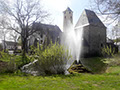 Springbrunnen hinter der Burg, gespeist vom natürlichen Druck der alten Rittersdorfer Wasserleitung., Bild: EL