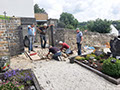 Die Arbeitsgruppe 60 Plus hier beim Tor zum Kirchhof., Bild: HK