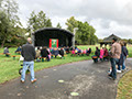 Die Open-Air-Burgwiesenbühne war gut besucht, die Abstandsregeln konnten auf dem weitläufigen Bereich leicht eingehalten werden., Bild: MKO