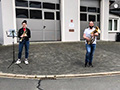 Teilnehmende Musiker am Straßenrand., Bild: CH