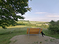 Blick auf die Ruhebank am Zechkreuz, zu finden am Feldweg von der Prümerstraße zum Nußberg hinauf, gestiftet von der Firma Heizung / Klima Tobias Brandt / LU., Bild: EL