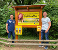 Thomas und Michael - Umweltgruppe Rittersdorf blüht auf - errichten den ersten Bienenfutterautomaten im Eifelkreis., Bild: MH