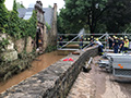 Nach der Flut: Der Burgsteg ist weggeschwemmt und wird durch ein Gerüst ersetzt., Bild: HK