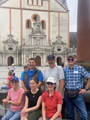 Wie immer gut gelaunt am Brunnen der St. Matthias Kirche in Trier angekommen. Die Rittersdorfer Pilgergruppe mit Neupilgerin Alexandra., Bild: JR