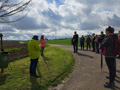 Renate Stalpes informierte während der Wanderung., Bild: NS