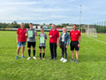 v.l.n.r.: Siegerehrung am Sonntag: Wolfgang Stalpes, Spieler A-Jugend JSG Bettingen, Spieler JSG Kyllburg Beigeordneter Theo Dimmer und Chiara Gangarossa (VG Bitburger Land), Jugendleiter Marco Bläsius, Bild: JH
