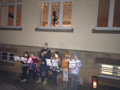 Eröffnung des lebendigen Adventskalenders durch Claudia Meyer-Stang und einigen Kindern der Musikschule., Bild: IL