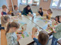 Viele Kinder beim Basteln unter Kerstins Anleitung., Bild: IL