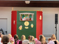 Gebannt folgen die Zuschauer dem Puppenspiel., Bild: SM