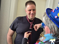 Der Brauch zur Weiberfastnacht: Der Schlips wird abgeschnitten, Bild: CL