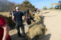 Gemeinsam wird das Kreuz fertiggestellt, Bild: SP
