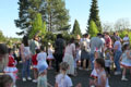 Die Kinder schmücken den diesjährigen Maibaum, Bild: SP