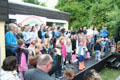 Kinder und Erzieherinnen mit dem Kita-Lied: Die Kita-Burgzwerge das sind wir, Bild: EL