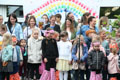Kinder und Erzieherinnen mit dem Kita-Lied: Die Kita-Burgzwerge das sind wir, Bild: EL