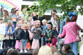 Kinder und Erzieherinnen mit dem Kita-Lied: Die Kita-Burgzwerge das sind wir, Bild: EL