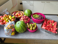 In der Schulküche wurde das Obst zuerst zusammengestellt, Bild: MH