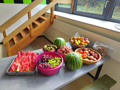 Dann machten sich die Helfer große Mühe und bereiteten das Obst vor, Bild: MH