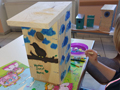 Bemalen von Nistkästen im Kindertreff., Bild: IL