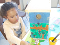 Bemalen von Nistkästen im Kindertreff., Bild: IL