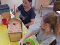 Bemalen von Nistkästen im Kindertreff., Bild: IL