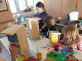 Bemalen von Nistkästen im Kindertreff., Bild: IL