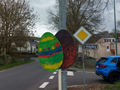 Gemeinsam wurden Holzeier hergestellt und schön bemalt. Sie verzieren nun die Ortseingänge., Bild: IL