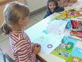 Kleine Modedesigner im Kindertreff., Bild: IL