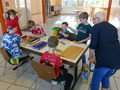 Kleine Modedesigner im Kindertreff., Bild: IL