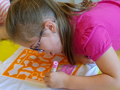 Kleine Modedesigner im Kindertreff., Bild: IL