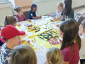 Kleine Modedesigner im Kindertreff., Bild: IL