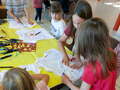 Kleine Modedesigner im Kindertreff., Bild: IL