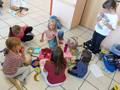 Kleine Modedesigner im Kindertreff., Bild: IL