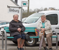 Die blaue Bank mir wartenden Fahrgästen